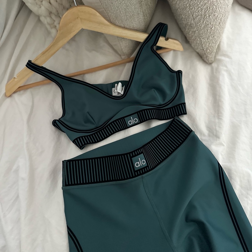 Alo l Ivy Leggings & Bra SET LIKE NEW - Picture 7 of 9